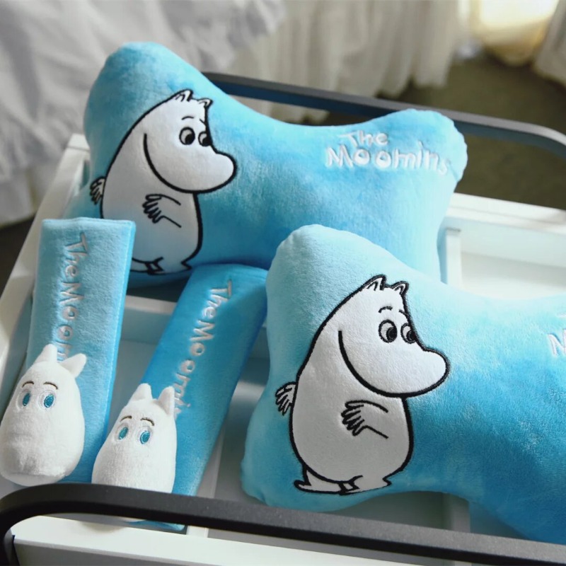 Car Seat Cover - 新作のムーミンキャラクターが描かれた、人気のカーシートベルト用肩当てカバー。柔らかい素材で首を優しく支え、愛らしいデザインで実用的なカーインテリアとしても活用できます。